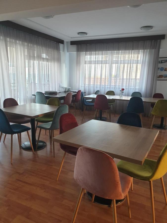 Hotel Poarta Apelor Sarichioi Exteriér fotografie