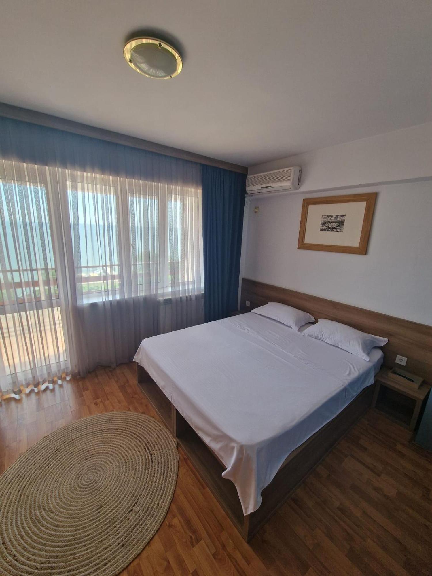 Hotel Poarta Apelor Sarichioi Exteriér fotografie
